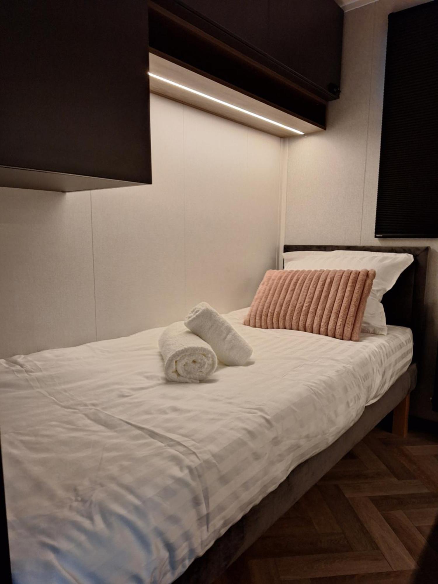 'Relax Lodge Sea' - Wellness Lodge In Zeeland - Private Sauna - Airco - Garden - Outdoor Swimming Pool - Free Wifi, Towels & Bed Linen Heinkenszand Buitenkant foto